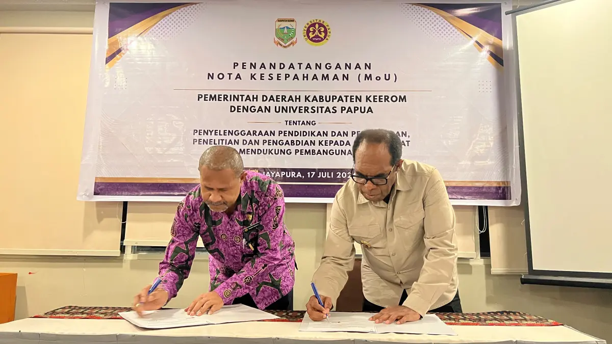Bupati Keerom, Piter Gusbager, S.Hut., MUP., bersama Rektor Universitas Papua, Prof. Dr. Hugo Warami, S.Pd., M.Hum., saat melakukan penandatanganan dokumen kerjasama di salah satu hotel di Kota Jayapura pada Jumat (17/7/2026) malam. (CEPOSONLINE.COM/ERIANTO).