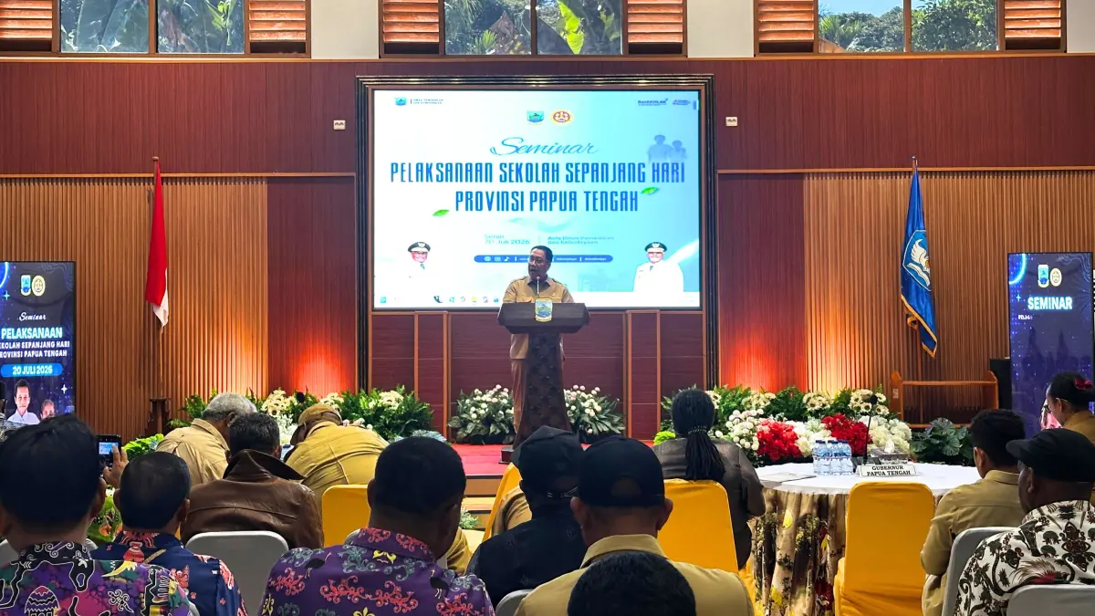 Pj. Sekda Papua Tengah, dr. Silwanus Sumule saat menyampaikan sambutan pada acara Seminar Pelaksanaan Sekolah Sepanjang Hari (SSH) yang diselenggarakan Dinas Pendidikan dan Kebudayaan Provinsi Papua Tengah di Nabire, Senin (20/7/2026).   (CEPOSONLINE.COM/HUMAS PEMPROV)