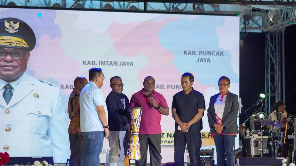 Gubernur Papua Tengah, Meki Nawipa didampingi Ketua Panitia HUT Pemprov Papua Tengah, Vivian Andenita Gobai dan Pimpinan Forkopimda saat toki tifa tanda simulasinya Nobar dan semarak HUT Pemprov ke-4 di Papua Tengah. (CEPOSONLINE.COM/HUMAS PEMPROV)
