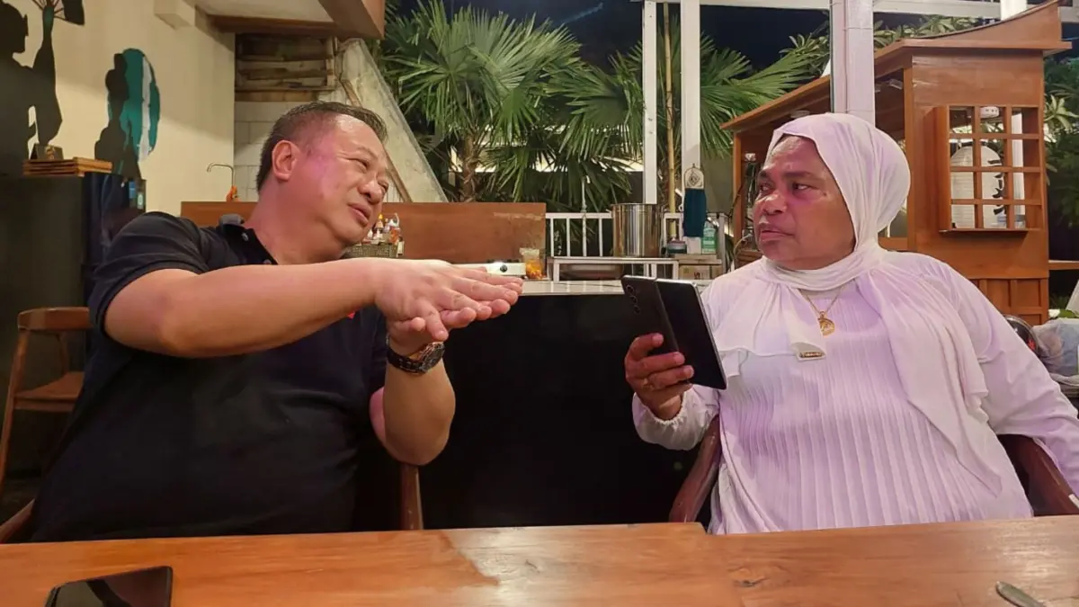 Ketua TP PKK Kota Jayapura Nerlince Wamuar saat berbincang tentang pola peternakan babi dengan Peternak Babi di Bali, Minggu (19/7/2027). (CEPOSONLINE.COM/KAREL)