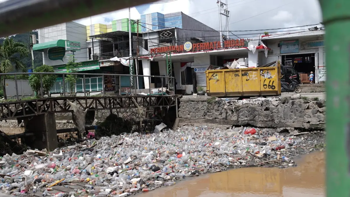 Kondisi di Kali Acay usai diguyur hujan deras, Minggu (19/7/2026) malam, terlihat tumpukan sampah plastik padati kali tersebut yang memicu luapan, Senin (20/7/2026)
(CEPOSONLINEMCOM/JIMIANUS KARLODI)