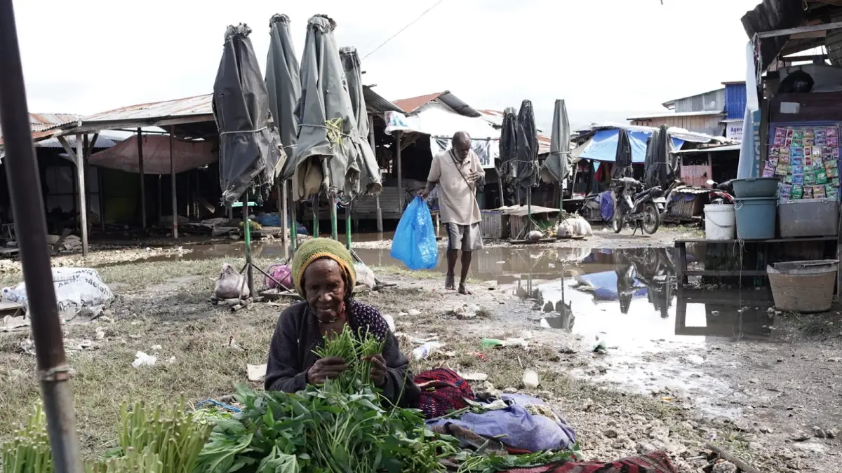 Kondisi pasar Youtefa Pasca Diguyur Hujan, para pedagang tanpak pasrah dengan kondisi yang ada, Senin (20/7/2026)