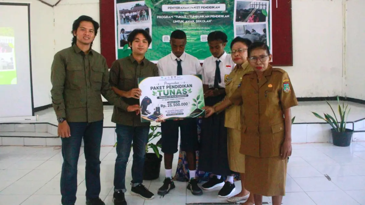 Penyerahan beasiswa dari PT Wana Rimba Nusantara kepada siswa-siswi di SMA Negeri Waren, Senin (20/7). 
(Ceposonline.com/Ismail)