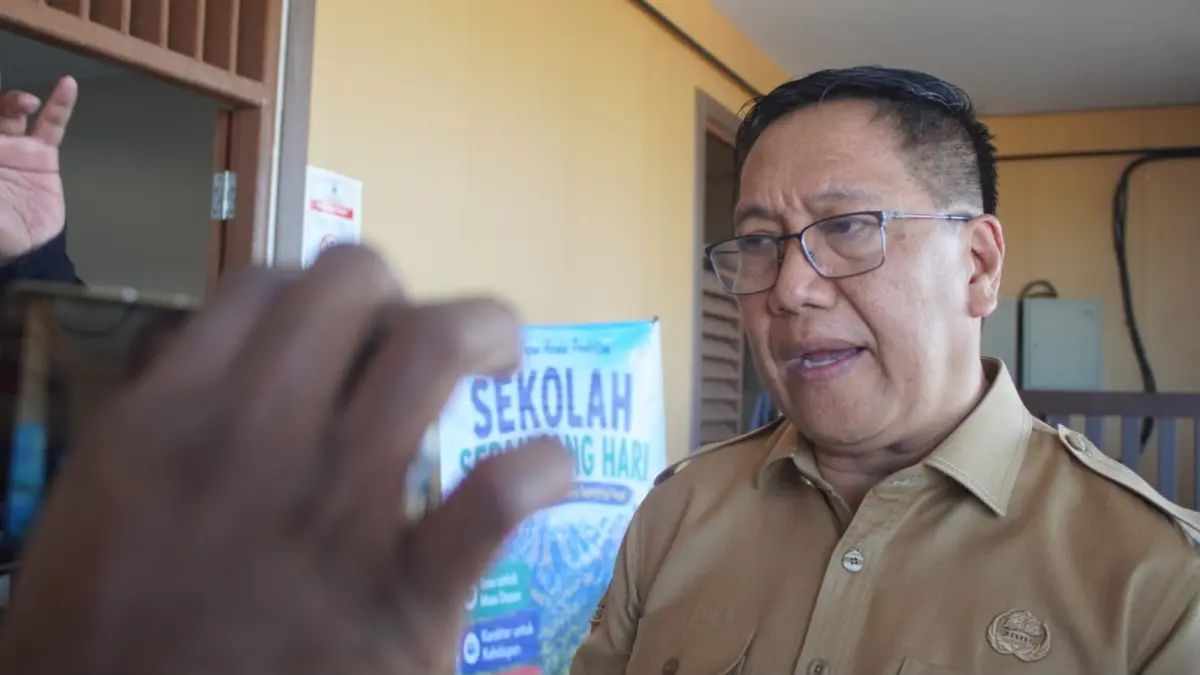 Pj. Sekda Papua Tengah, dr. Silwanus Sumule saat diwawancarai. (CEPOSONLINE.COM/THERESIA F. TEKEGE)&nbsp;
