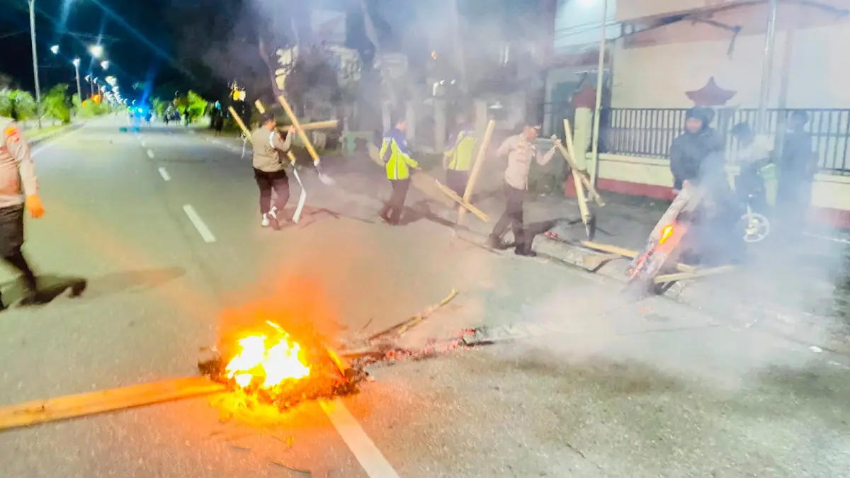 Polisi mendatangi TKP dan meredam aksi blokade jalan di Jalan Cenderawasih oleh keluarga korban pada Minggu malam, 19 Juli 2026. (Ceposonlinemcom/ Istimewa).
