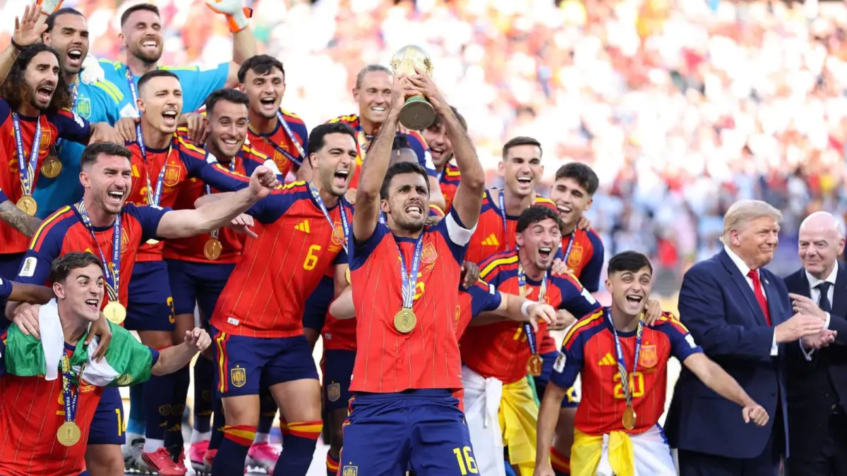Selebrasi pemain-pemain Spanyol saat mengangkat trophy Piala Dunia 2026. Sebagai juara Piala Dunia Spanyol berhak mendapatkan hadiah USD 50 Juta