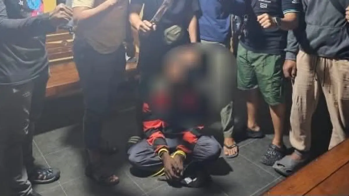 Tampak pelaku yang diamankan polisi beberapa saat setelah melakukan penganiayaan hingga mengakibatkan korban meninggal dunia. (Ceposonline.com/ Istimewa).