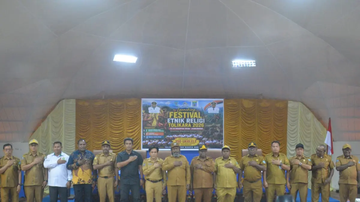 Bupati Tolikara, Willem Wandik, S.Sos bersama para kepala OPD foto bersama dalam launching Etnik Religi Tolikara 2026 di Aula BAPPEDA Kabupaten Tolikara, Igari Selasa, (21/7/2026). (Diskomdigi Tolikara)
