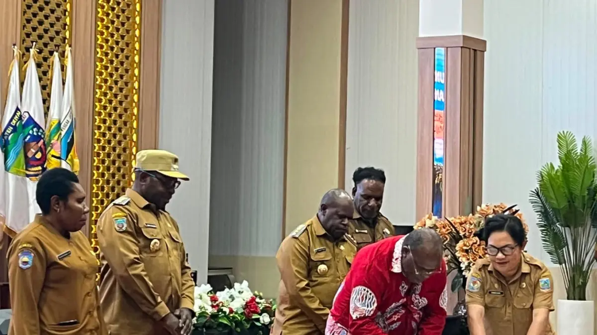 Gubernur Papua Tengah, Meki Nawipa saat menyerahkan bantuan kepada salah satu penerima manfaat program BANGKIT di Balroom Kantor Gubernur Papua Tengah, Selasa, (21/7/2026).