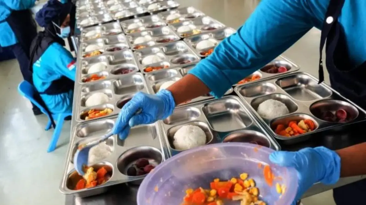 Ilustrasi: Pekerja menyiapkan paket makanan untuk program Makan Bergizi Gratis (MBG) di dapur Satuan Pelayanan Pemenuhan Gizi (SPPG) Jebres yang telah memiliki Sertifikat Laik Higiene Sanitasi (SLHS), Solo, Jawa Tengah, Rabu (8/10/2025). ANTARA FOTO/Maulana Surya