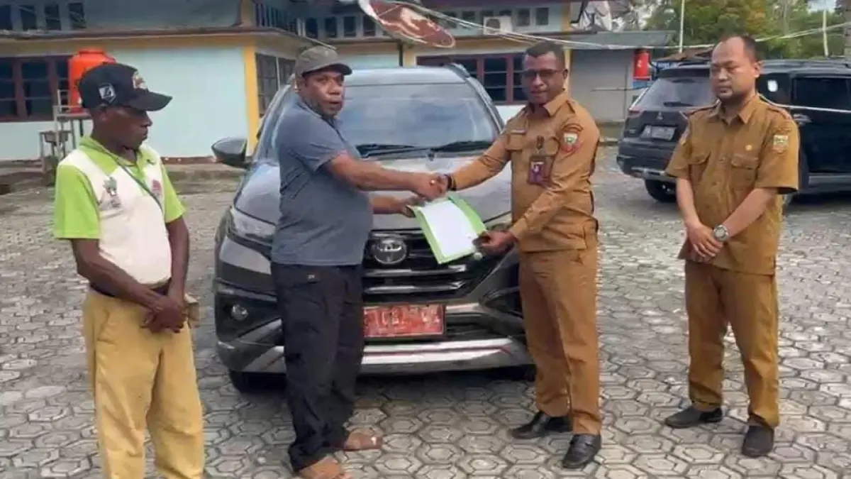 Laurens Borotian saat menyerahkan kendaran dinas kepada Plt Kabid Aset, Ruben Maay di Halaman kantor buoati Keerom, Senin (20/7) .(istimewah/Cepos)

