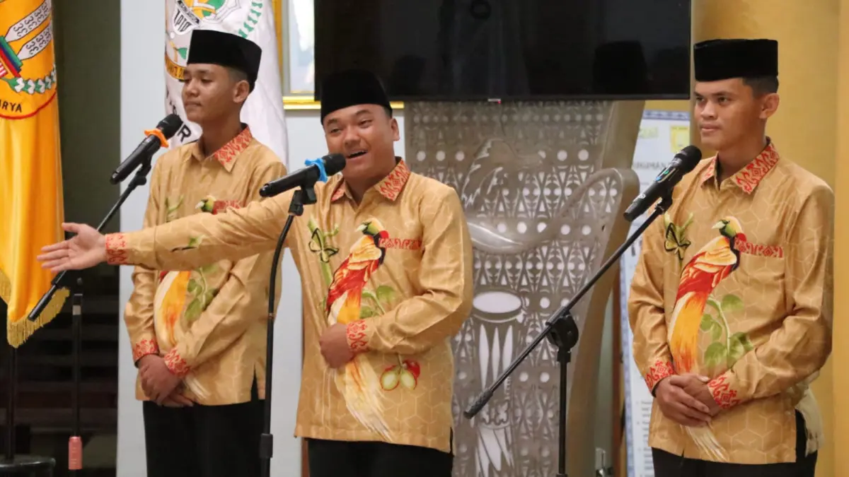 Penampilan singkat para Kafila Kota Jayapura disela penarikan tim oleh Wali Kota Jayapura, Dr. Abisai Rollo yang berlangsung di main hall kantor wali kota, Selasa (21/7/2026).(takim/CEPOSONLINE.COM)