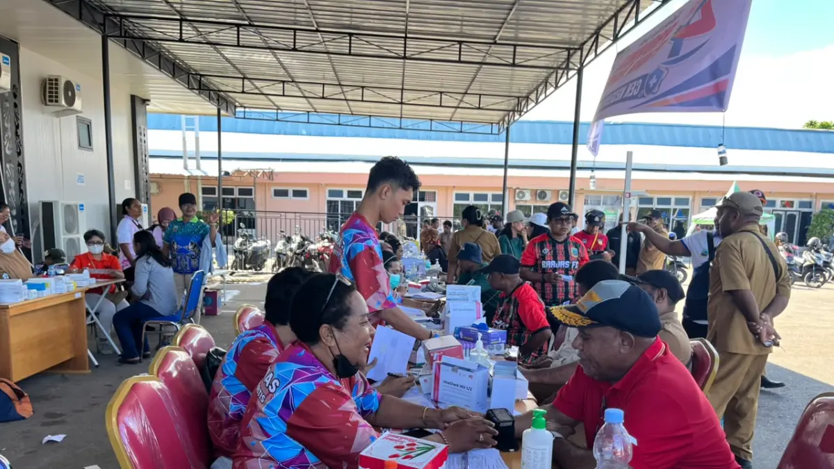 &nbsp;Petugas medis saat melayani pemeriksaan kesehatan gratis di Area Bandara lama Nabire. (CEPOSONLINE.COM/THERESIA F. TEKEGE)&nbsp;
