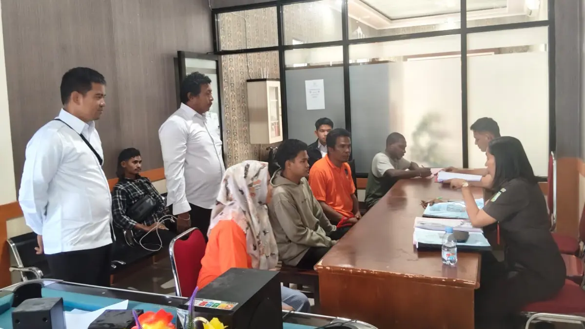 Proses penyerahan ketiga tersangka dan barang bukti ke Kejaksaan Negeri Mimika, Senin, (20/7/2026). (Foto: Istimewa).