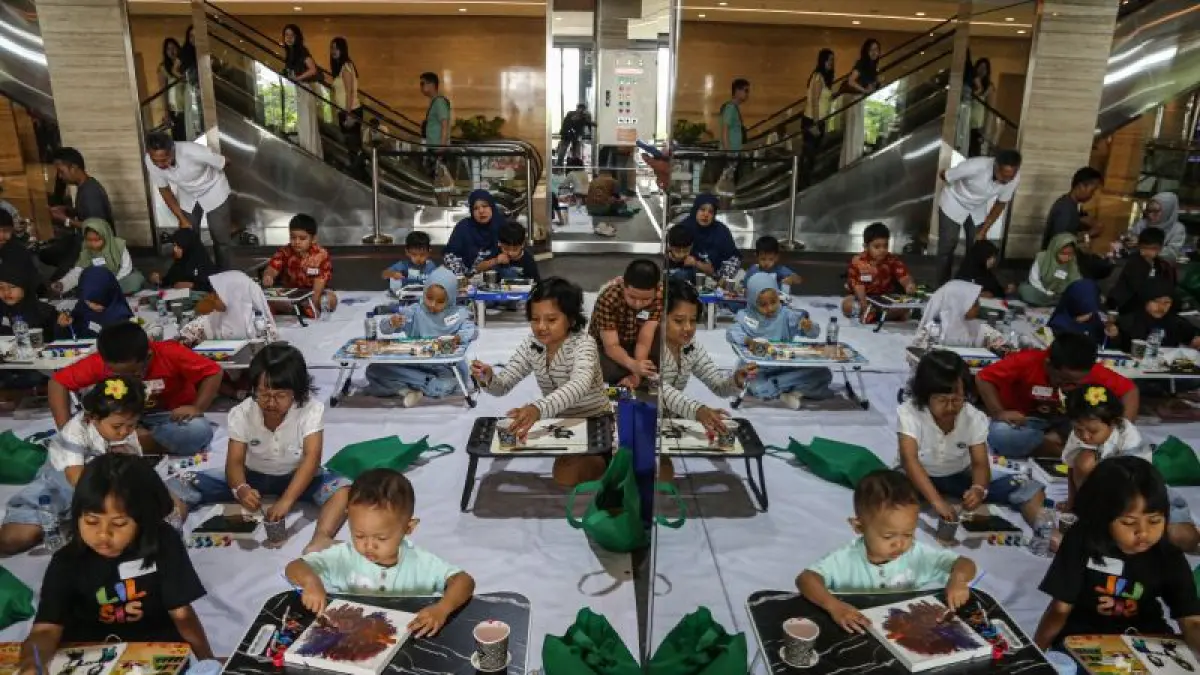 Sejumlah peserta mempraktikkan teknik melukis saat mengikuti kelas melukis inklusif dalam acara Festival Hari Anak di Tentrem Mall, Semarang, Jawa Tengah, Minggu (19/7/2026)