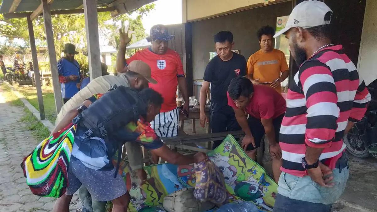 Tim Gabungan Polairud Polres Waropen, melakukan briefing sebelum pencarian korban laka Laut, Senin (20/7)&nbsp;(Polres Waropen)
