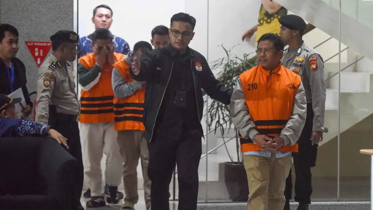 Bupati Lombok Barat Lalu Ahmad Zaini (kedua kanan), Direktur Utama PT Air Minum Giri Menang Lombok Barat Sudirman (ketiga kiri), dan Direktur Utama Meconel Sistim Instrument Alvonsus Gani (keempat kiri) berjalan menuju mobil tahanan usai menjalani pemeriksaan di Gedung Merah Putih KPK, Jakarta, Selasa (21/7/2026).
(Ceposonline.com/ANTARA FOTO/Indrianto Eko Suwarso)