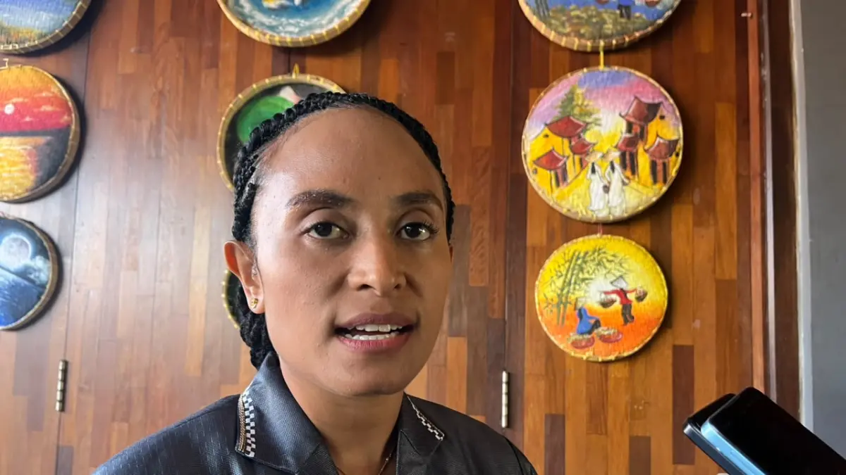 Anggota DPR Papua Tengah, Stella Misiro saat men sosialisasi Perda No. 02 tahun 2026 tentang perlindungan perempuan dan anak. (CEPOSONLINE.COM/THERESIA F. TEKEGE)&nbsp;