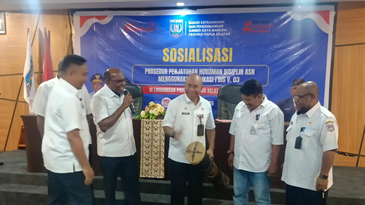 Asisten III Setda Provinsi Papua Selatan Albert Alexander Rapami saat memimpin pembahasan peta jalan pembinaan ideologi Pancasila di kantor Gubernur Papua Selatan, Selasa (2/7/2026)
(CEPOSONLINE.COM/BIRO UMUM PAPSEL)