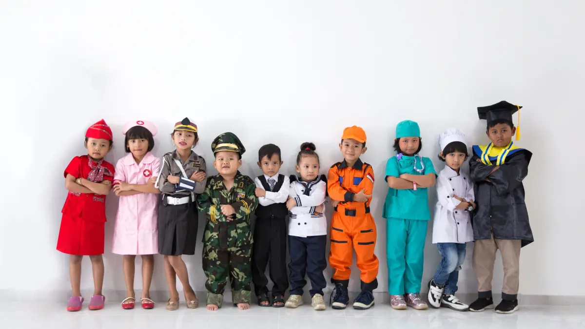 Foto Anak-anak yang sedang menggunakan baju sesuai cita citanya.
