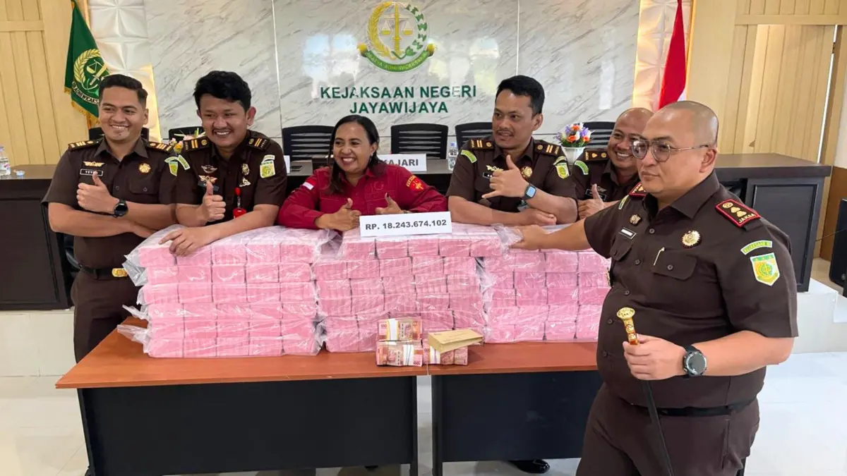 

Kejari Jayawijaya Sunandar Pramono bersama jajaran menunjukan barang bukti uang tunai &nbsp;sebesar Rp 18.243.674. 102 di kantor Kejari Jayawijaya. Rabu (22/7/2026) (Deni/Ceposonline.com)