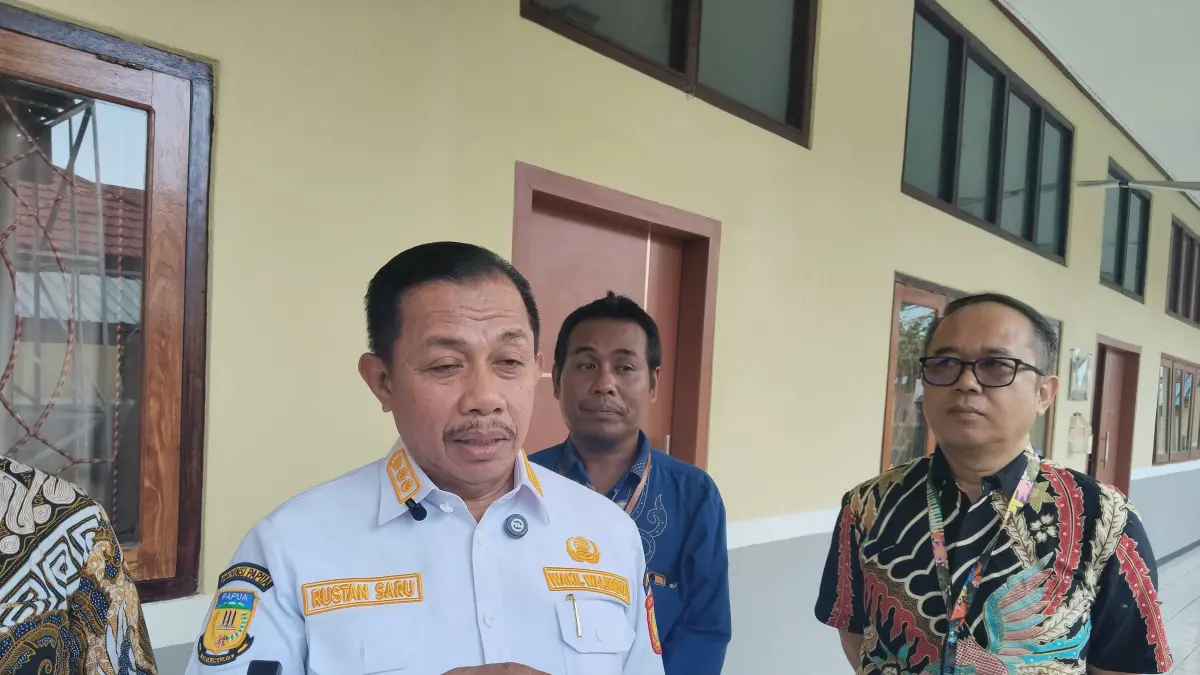 Wakil Wali Kota Jayapura, Dr. Rustan Saru saat memberikan ketarangan kepada awak media usai kegiatan yang berlangsung di Kotaraja, Rabu (22/7/2026).(Takim/CEPOSONLINE.COM)
