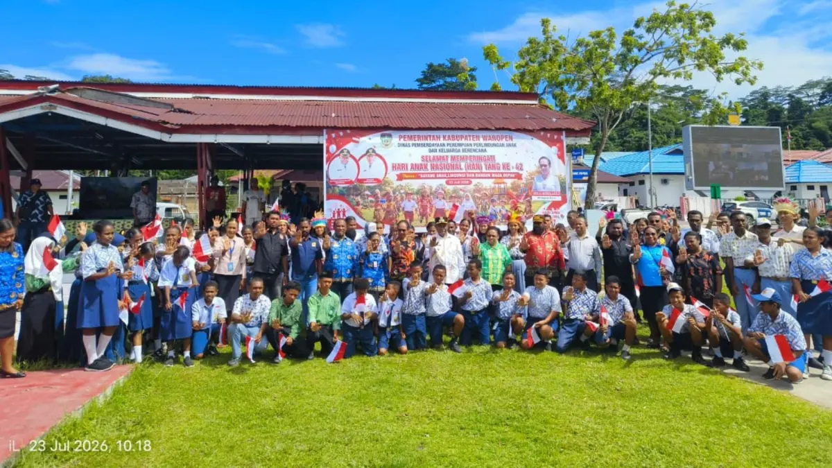 Bupati Waropen, Fransiscus Xaverius Mote bersama anak-anak saat peringati Hari Anak Nasional, di Lapangan Elias Paprindey, Kamis (23/7/2026).(CEPOSONLINE.COM/ISMAIL)