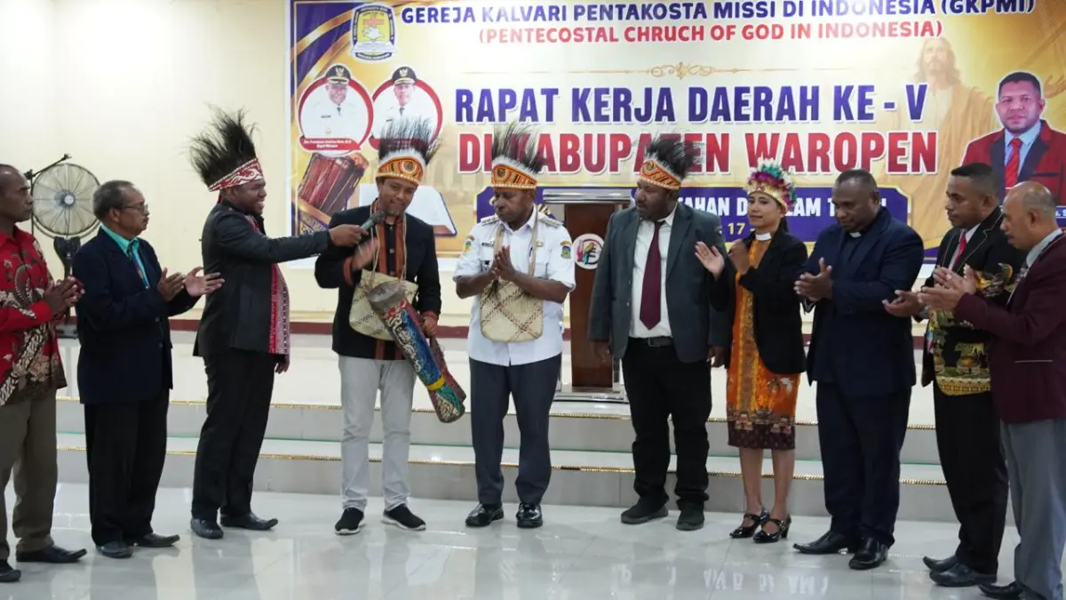Bupati Waropen, Fransiscus Xaverius Mote saat membuka &nbsp;Rakerda GKPMI Daerah Papua di Waropen, Rabu (22/7/2026).(CEPOSONLINE.COM/ISMAIL).