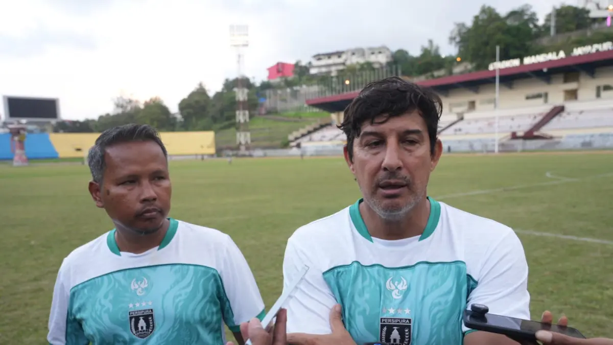 Direktur Football Persipura, Alfredo Vera (kanan) saat memberikan keterangan kepada awak media di Stadion Mandala Jayapura, Rabu (22/7/2026). (CEPOSONLINE.COM/ERIANTO).