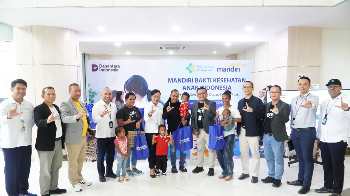 Foto bersama dalam kegiatan Bakti Kesehatan Anak oleh Bank Mandiri Regional XII Papua (CEPOSONLINE.COM/HUMAS BANK MANDIRI).