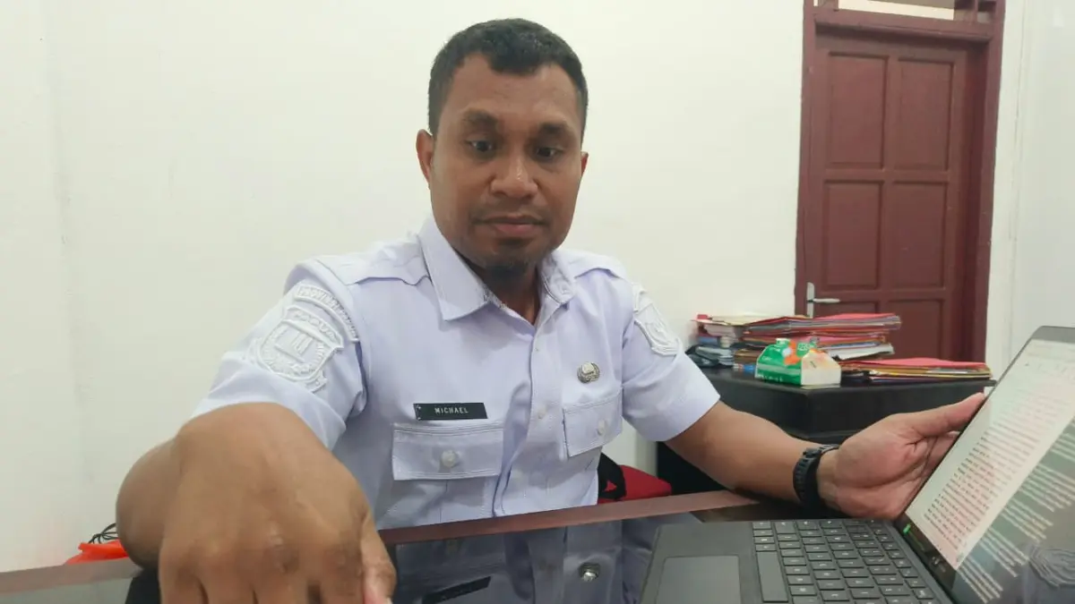 Kabag Tapem Setda Waropen, Michael Rumabar. (CEPOSONLINE.COM/ISMAIL).