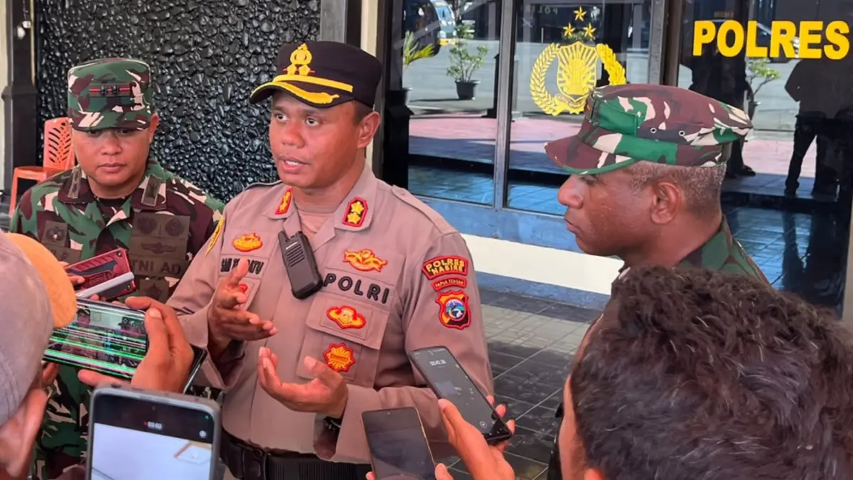 Kapolres Nabire, &nbsp;Samuel D. Tatiratu (Tengah) saat diwawancarai di Polres Nabire. (CEPOSONLINE.COM/THERESIA F. TEKEGE)&nbsp;