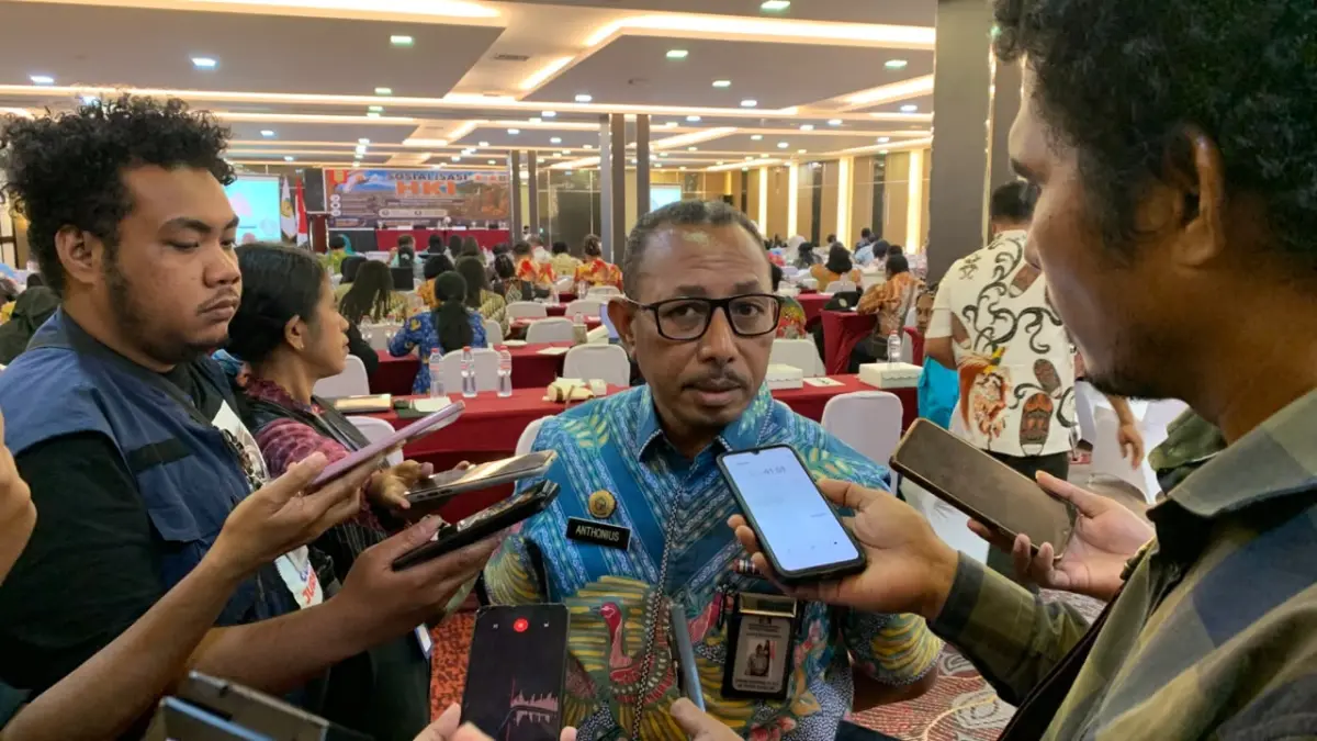 Kepala Kantor Wilayah (Kakanwil) Hukum Papua, Anthonius M. Ayorbaba, saat ditemui di Horison Diana Timika, Kamis (23/7/2026). (CEPOSONLINE.COM/MOH. WAHYU WELERUBUN).