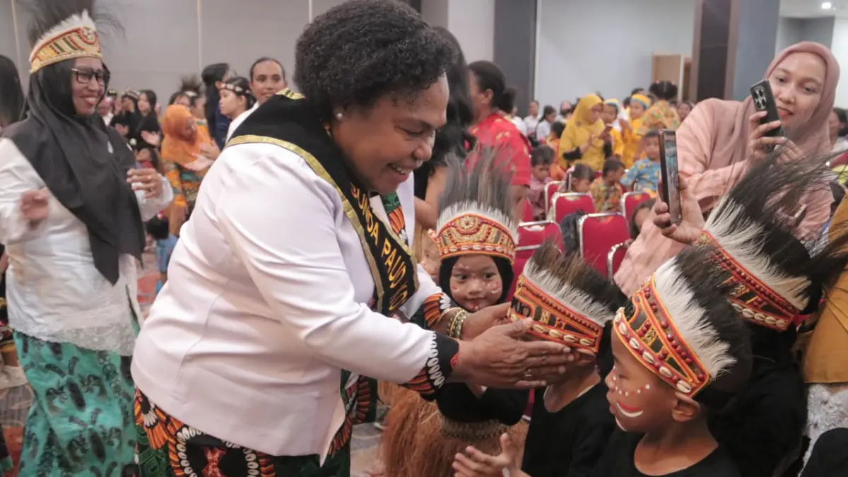 Ketua Tim Penggerak PKK Kota Jayapura sekaligus Bunda PAUD Kota Jayapura, Nerlince Wamuar Rollo saat menyapa anak-anak disela kegiatan di Abepura, Kamis 23/7/2026).(EPOSONLINE.COM/MUSTAKIM).