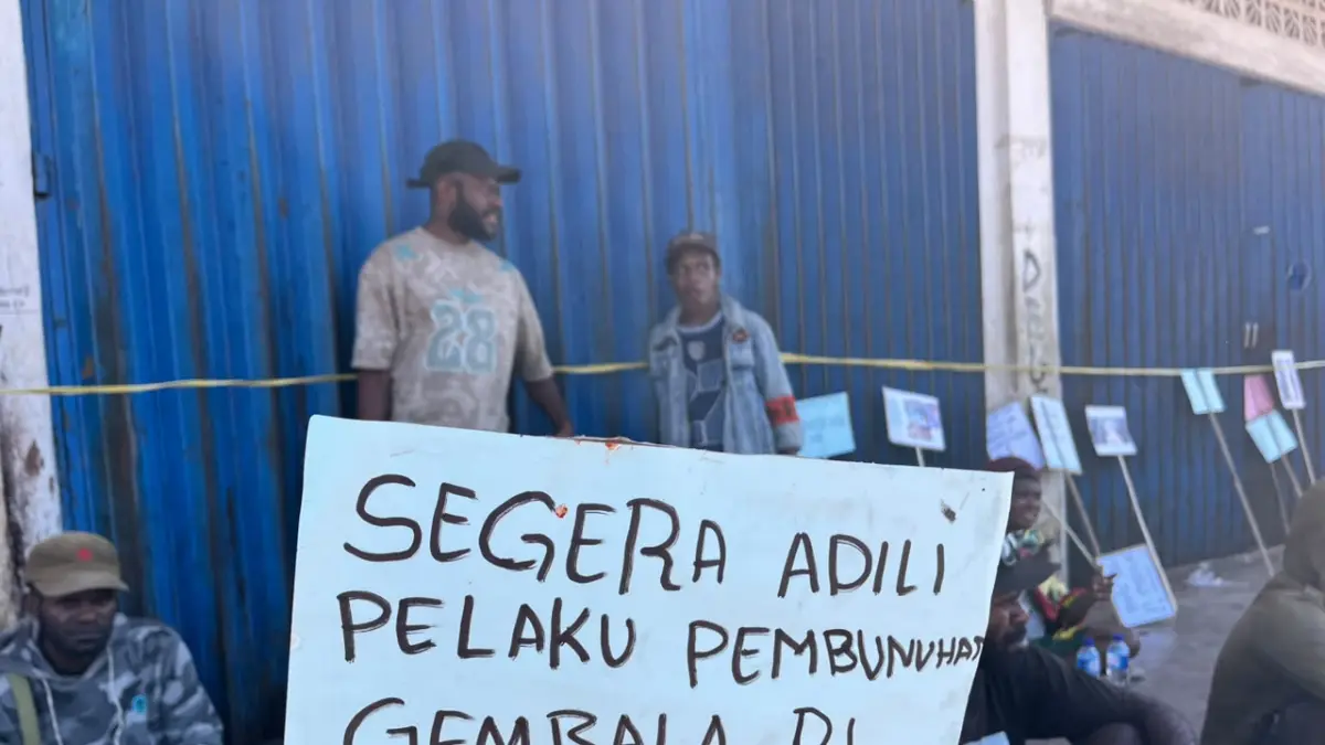 Massa aksi saat menyampaikan orasi di Pasar Karang Nabire. (CEPOSONLINE.COM/THERESIA F. TEKEGE)&nbsp;