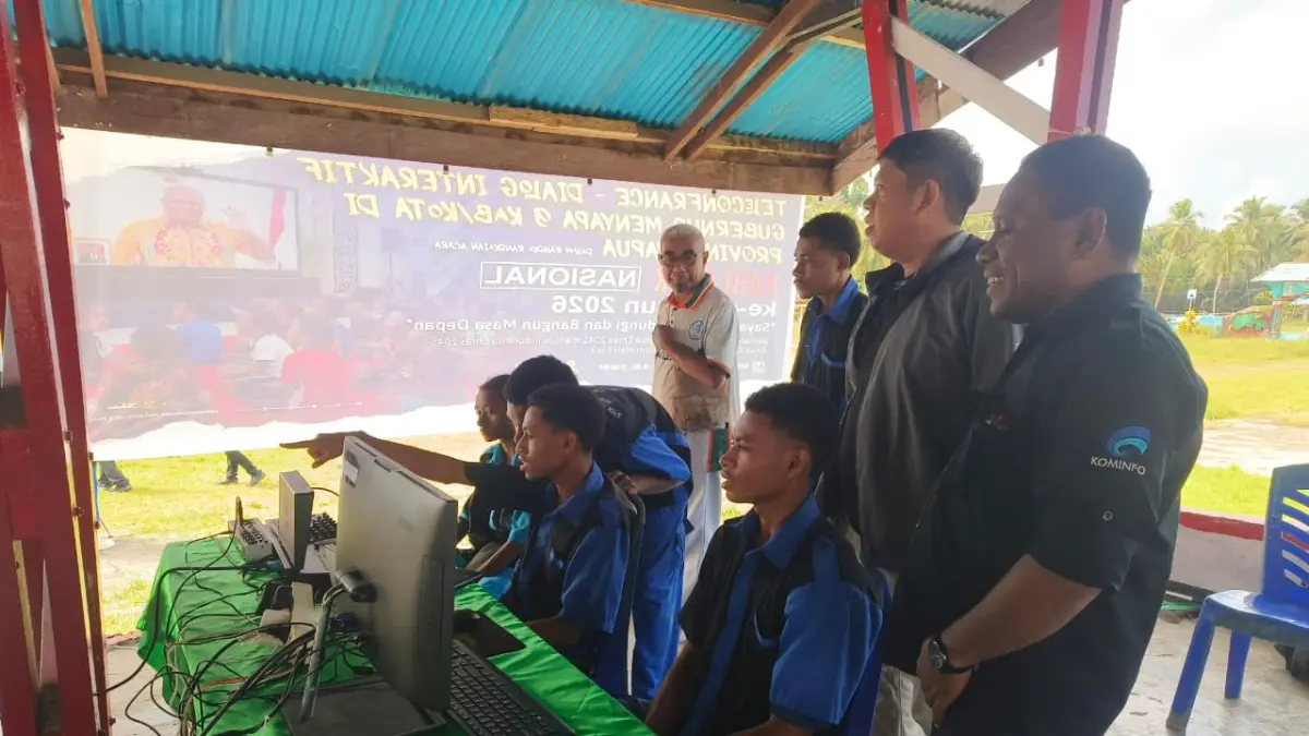 Para siswa SMK TIK saat menghandel teknis pelaksanaan kegiatan Hari Anak Nasional di Kabupaten Waropen, Kamis (23/7/2026).(CEPOSONLINE.COM/ISMAIL).