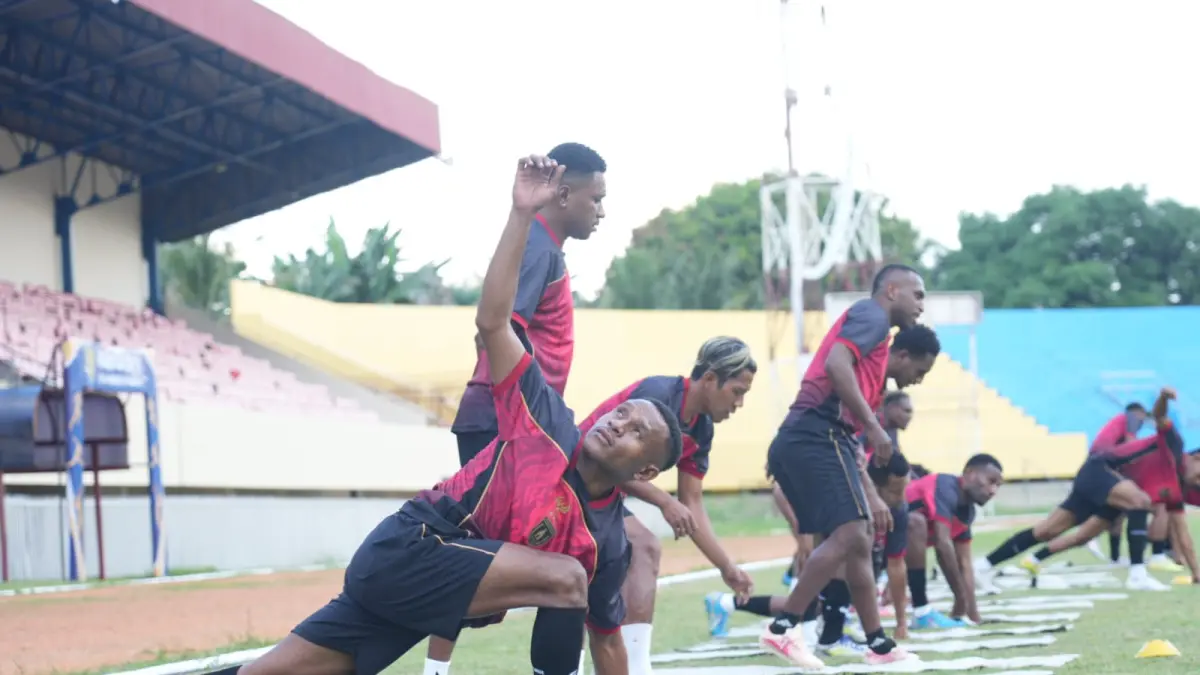 Pemain Persipura saat melakoni latihan di Stadion Mandala Jayapura, Rabu (22/7/2026). (CEPOSONLINE.COM/ERIANTO).