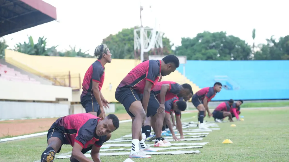 Pemain Persipura saat melakukan latihan di Stadion Mandala Jayapura, Rabu (22/7/2026). (CEPOSONLINE.COM/ERIANTO).