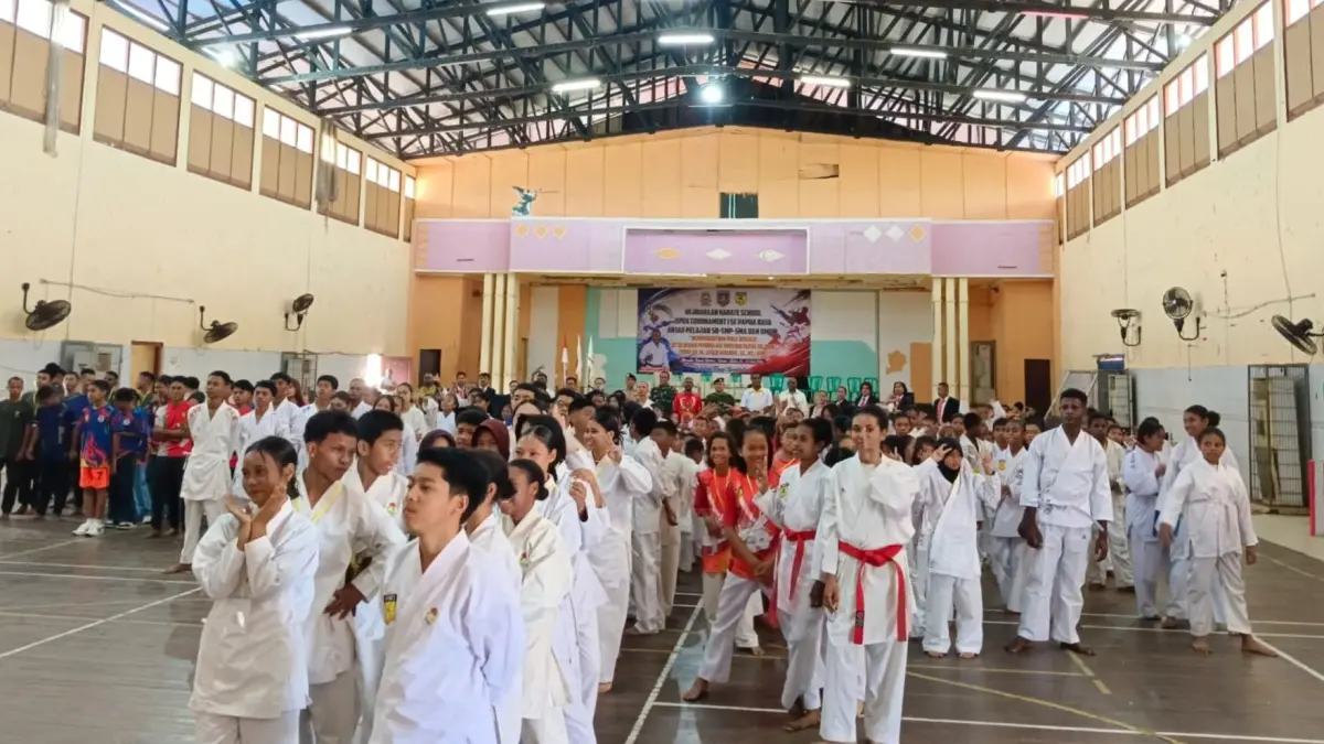 Pembukaan kejuaraan karate school dalam rangka memperebutkan piala bergilir Ketua Dewan Pembina KKI Papua Selatan, diikuti 227 atlet di GOR Hiad Say Merauke, Kamis (23/7/2026).(CEPOSONLINE.COM/SULO) &nbsp;