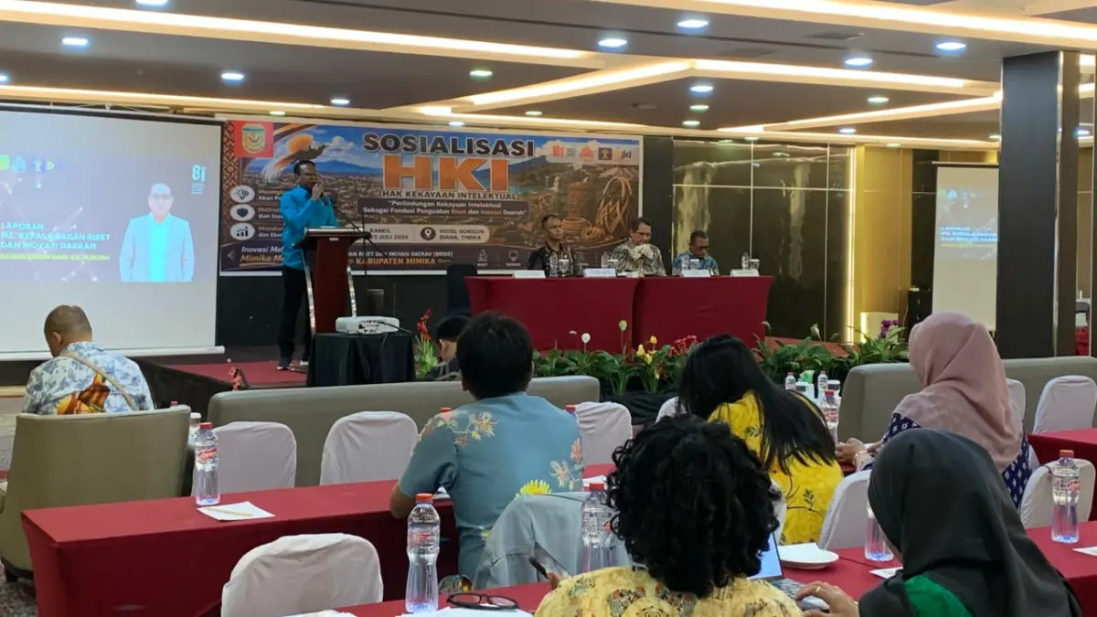 Plt. Kepala BRIDA Mimika, Darius Sabon Rain, dalam laporannya pada pembukaan sosialisasi Hak Kekayaan Intelektual di Ballroom Hotel Horison Diana Timika, Kamis (23/7/2026), (CEPOSONLINE.COM/MOH.WAHYU WELERUBUN).