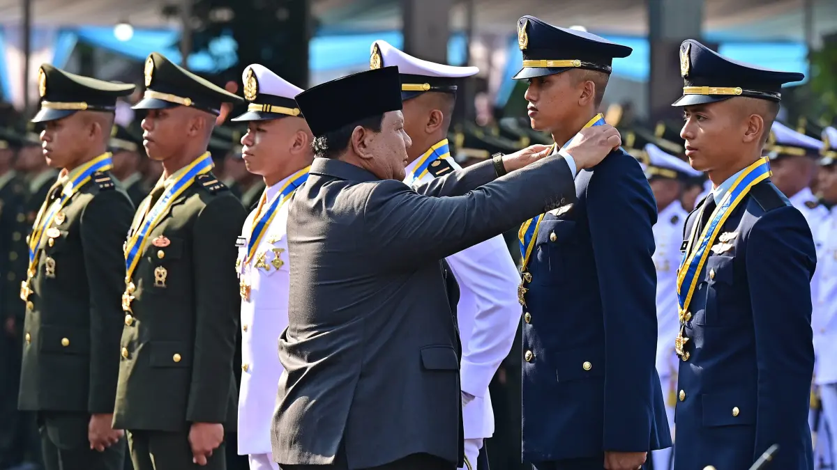 Presiden Prabowo Subianto melantik perwira remaja TNI dan Polri yang resmi dilantik dalam Upacara Prasetya Perwira di Istana Merdeka, Jakarta, Rabu (22/7/2026). (SETNEG) 