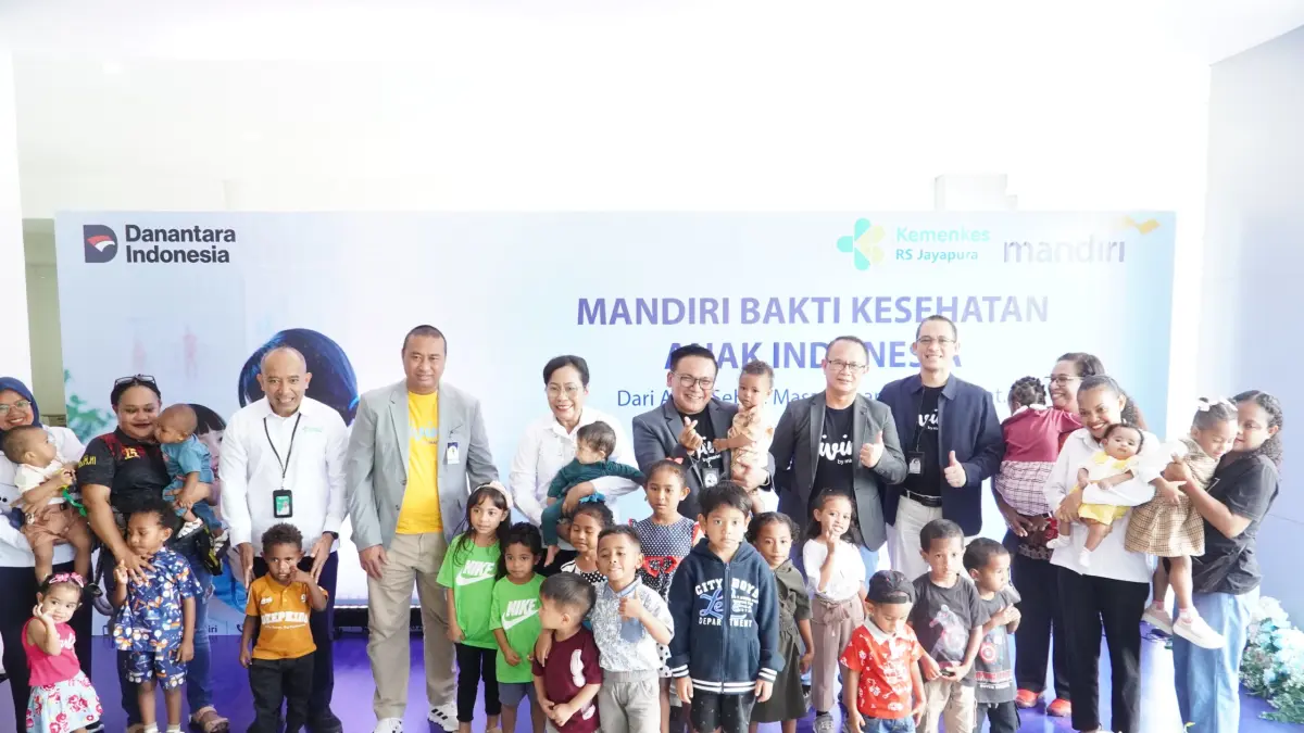 Regional CEO XII Papua Antonius Budi Setiawan foto bersama dalam kegiatan Bakti Kesehatan Anak merupakan bagian dari rangkaian HUT ke-28 Bank Mandiri. Kamis (23/7/2026).