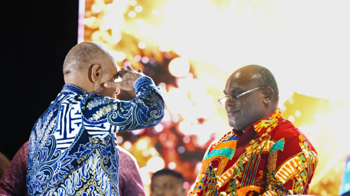 Wakil Gubernur Papua Tengah, Deinas Geley saat memberi hormat kepada Gubernur Papua Tengah, Meki Nawipa usai menerima potongan tumpeng HUT Pemprov Papua Tengah ke-5 di Area Bandara lama Nabire. (CEPOSONLINE.COM/HUMAS PEMPROV)&nbsp;