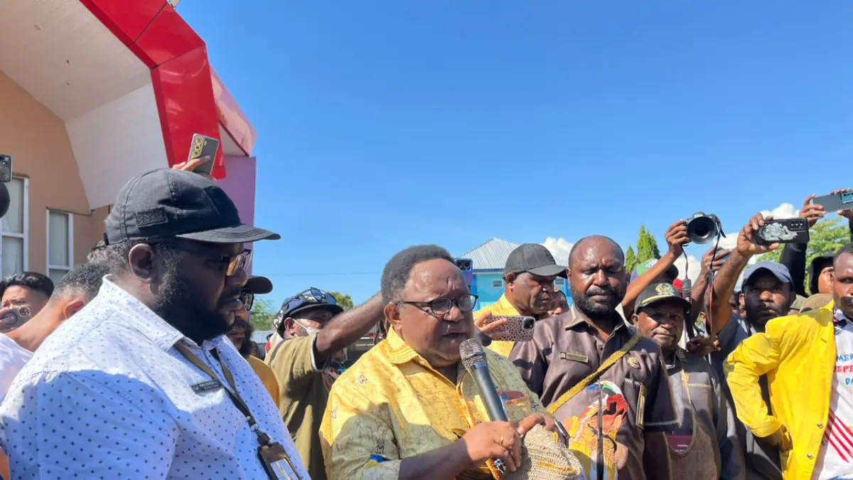 Wakil Ketua IV DPR Papua Tengah, John NR Gobai didampingi anggota DPR lainnya saat menerima aspirasi masyarakat di halaman Kantor DPR Papua Tengah, Kamis, (23/7/2026).(CEPOSONLINE.COM/THERESIA).