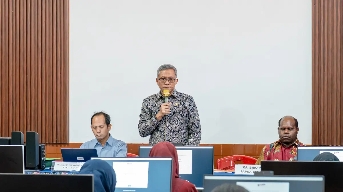 Asisten Bidang Perekonomian dan Pembangunan Setda Provinsi Papua Tengah, Tumiran membuka Uji Sertifikasi Kompetensi Pengadaan Barang/Jasa (PBJ) Level 1 dan Pejabat Pembuat Komitmen (PPK) Tipe C di SMA Negeri 1 NABIRE. (CEPOSONLINE.COM/HUMAS PEMPROV)