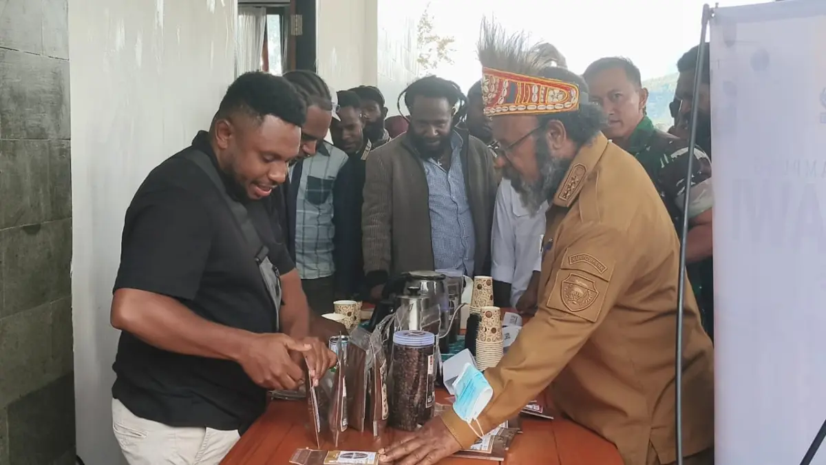 Bupati Tolikara Willem Wandik mengunjungi stand UMKM di sela-sela pembukaan Muskab I Kadin Tolikara, &nbsp;di Aula GIDI Tolikara Karubaga, Selasa (21/7/2026). (Diskomdigi Tolikara)&nbsp;