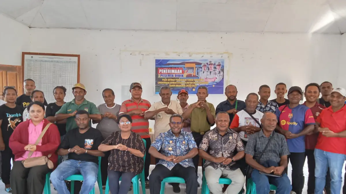 
Bupati Waropen bersama para siswa-siswi yang akan mengenyam pendidikan Perikanan di 7 kota di Indonesia.&nbsp;(Ismail/Cepos)