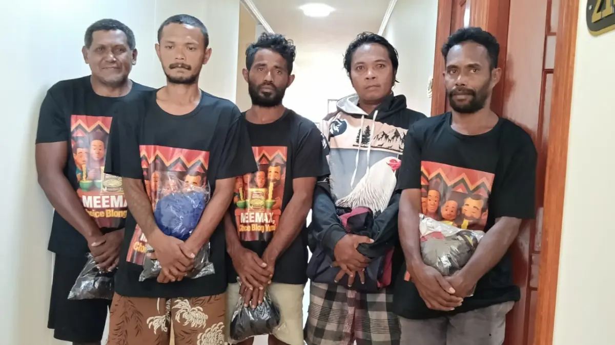 Kelima ABK KMN Raditijaya &nbsp;yang berhasil diselamatkan &nbsp;warga PNG &nbsp;dan saat ini sedang menunggu proses deportasi dari PNG ke Indonesia. &nbsp;
(CEPOSONLINE.COM/ISTIMEWA) &nbsp;&nbsp;