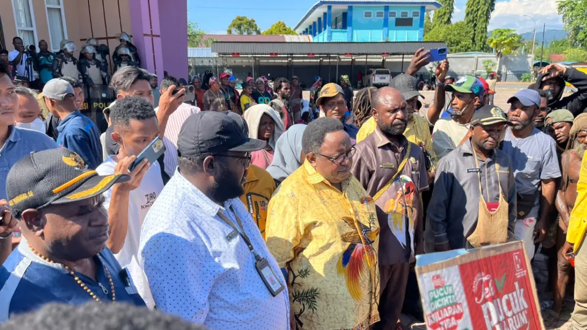 Ketua Kelompok Kerja (Pokja) Adat MRP Papua Tengah, Yulius Wandagau (Paling kiri baju biru) saat mendampingi DPR Papua Tengah menerima pernyataan sikap mahasiswa Intan Jaya di halaman kantor DPR Papua Tengah. (CEPOSONLINE.COM/THERESIA F. TEKEGE)&nbsp;