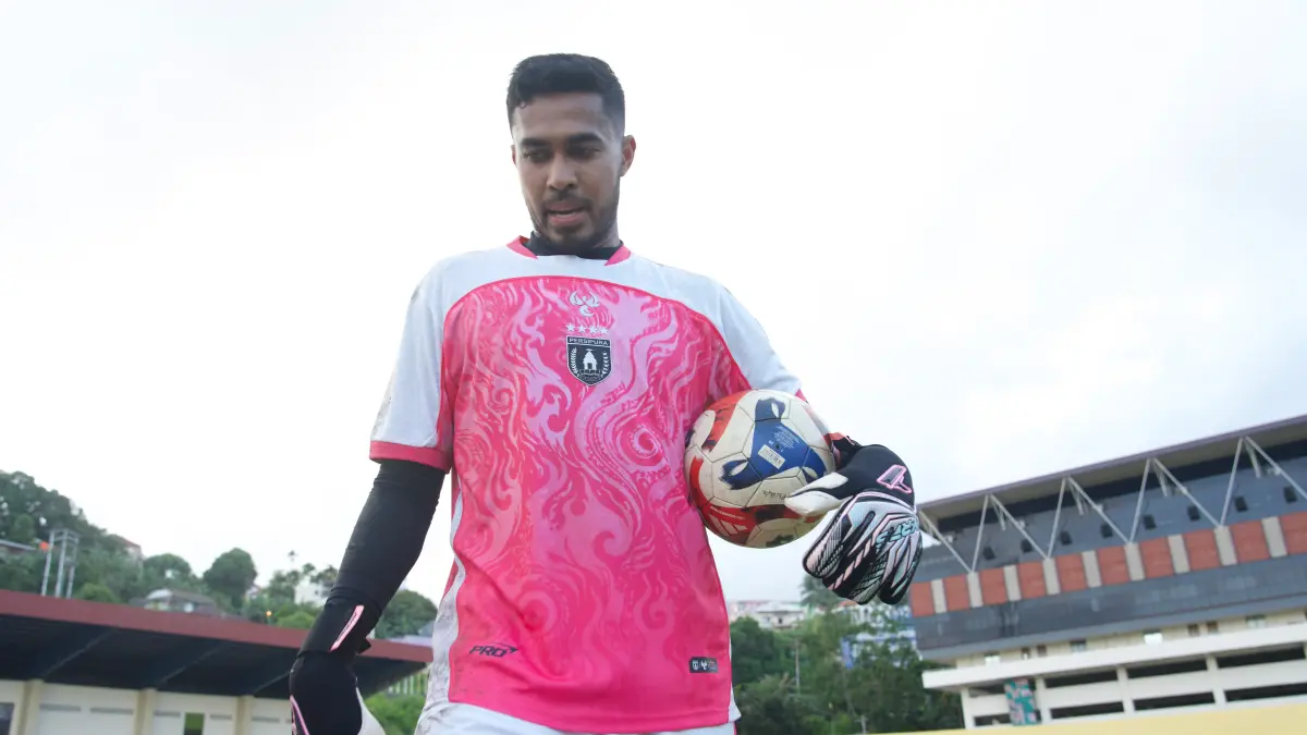Rendy Sroyer saat mengikuti latihan di Stadion Mandala Jayapura, Kamis (23/7/2026). (CEPOSONLINE.COM/ERIANTO).